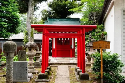 a red shrine in front of a building at \u65b0\u5bbf\u4e00\u7ad95\u5206\u949f-203-\u9910\u9986\u8d2d\u7269\u8857-\u5b89\u9759\u54c1\u8d28\u516c\u5bd3-\u76f4\u8fbe\u7687\u5c45\u79cb\u53f6\u539f in Tokyo