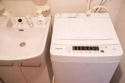 a white toilet and a sink in a bathroom at \u65b0\u5bbf\u4e00\u7ad95\u5206\u949f-204-\u9910\u9986\u8d2d\u7269\u8857-\u5b89\u9759\u54c1\u8d28\u516c\u5bd3-\u76f4\u8fbe\u7687\u5c45\u79cb\u53f6\u539f in Tokyo
