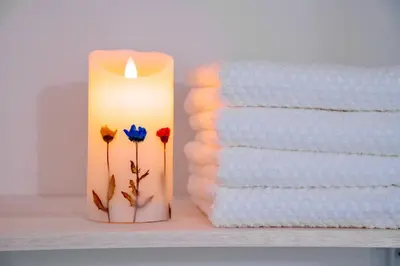 a candle sitting on a shelf next to a stack of towels at \u65b0\u5bbf\u4e00\u7ad95\u5206\u949f-204-\u9910\u9986\u8d2d\u7269\u8857-\u5b89\u9759\u54c1\u8d28\u516c\u5bd3-\u76f4\u8fbe\u7687\u5c45\u79cb\u53f6\u539f in Tokyo