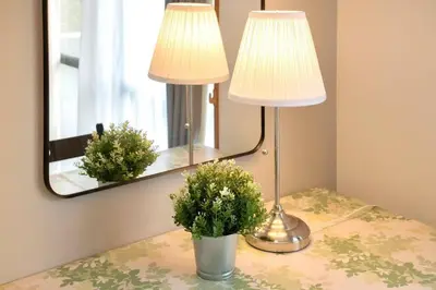two lamps on top of a table with a mirror at \u65b0\u5bbf\u4e00\u7ad95\u5206\u949f-204-\u9910\u9986\u8d2d\u7269\u8857-\u5b89\u9759\u54c1\u8d28\u516c\u5bd3-\u76f4\u8fbe\u7687\u5c45\u79cb\u53f6\u539f in Tokyo