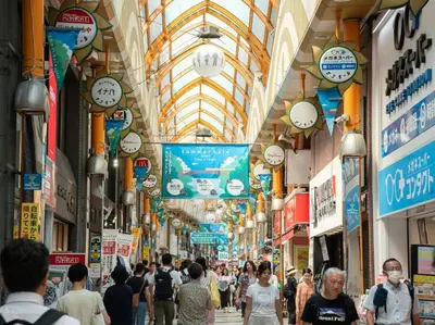 a crowd of people walking through a shopping mall at \u65b0\u5bbf\u4e00\u7ad95\u5206\u949f-204-\u9910\u9986\u8d2d\u7269\u8857-\u5b89\u9759\u54c1\u8d28\u516c\u5bd3-\u76f4\u8fbe\u7687\u5c45\u79cb\u53f6\u539f in Tokyo