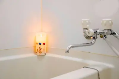 a candle sitting on the side of a bath tub at \u65b0\u5bbf\u4e00\u7ad95\u5206\u949f-301-\u9910\u9986\u8d2d\u7269\u8857-\u5b89\u9759\u54c1\u8d28\u516c\u5bd3-\u76f4\u8fbe\u7687\u5c45\u79cb\u53f6\u539f in Tokyo