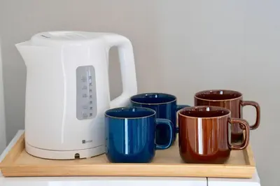 four coffee mugs and a toaster on a wooden shelf at \u65b0\u5bbf\u4e00\u7ad95\u5206\u949f-301-\u9910\u9986\u8d2d\u7269\u8857-\u5b89\u9759\u54c1\u8d28\u516c\u5bd3-\u76f4\u8fbe\u7687\u5c45\u79cb\u53f6\u539f in Tokyo