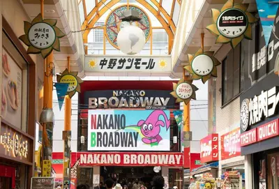 a shopping mall with clocks and signs on the ceilings at \u65b0\u5bbf\u4e00\u7ad95\u5206\u949f-301-\u9910\u9986\u8d2d\u7269\u8857-\u5b89\u9759\u54c1\u8d28\u516c\u5bd3-\u76f4\u8fbe\u7687\u5c45\u79cb\u53f6\u539f in Tokyo
