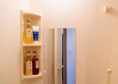 a bathroom with bottles of soap and a mirror at \u65b0\u5bbf\u4e00\u7ad95\u5206\u949f-301-\u9910\u9986\u8d2d\u7269\u8857-\u5b89\u9759\u54c1\u8d28\u516c\u5bd3-\u76f4\u8fbe\u7687\u5c45\u79cb\u53f6\u539f in Tokyo