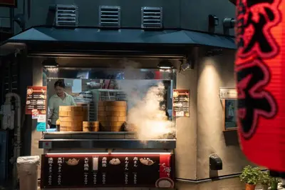 a man is cooking food in a food truck at \u65b0\u5bbf\u4e00\u7ad95\u5206\u949f-302-\u9910\u9986\u8d2d\u7269\u8857-\u5b89\u9759\u54c1\u8d28\u516c\u5bd3-\u76f4\u8fbe\u7687\u5c45\u79cb\u53f6\u539f in Tokyo