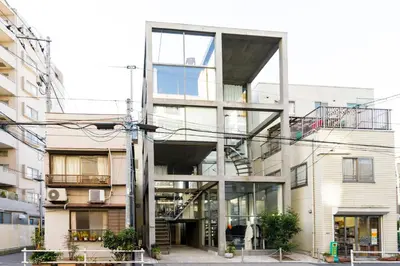 an apartment building with a large glass facade at \u590f\u76ee\u5742\u306e\u9593Room2 in Tokyo