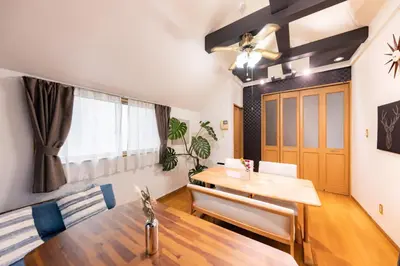 a meeting room with a wooden table and chairs at NOT A HOME\u4e80\u6709 \u99c5\u5f92\u6b695\u5206 \u7121\u6599\u99d0\u8eca\u5834 \u30c7\u30a3\u30ba\u30cb\u30fc\u307e\u3067\u8eca22\u5206 \u7fbd\u7530\u7a7a\u884c\u30d0\u30b9\u76f4\u901a 90m2 in Tokyo