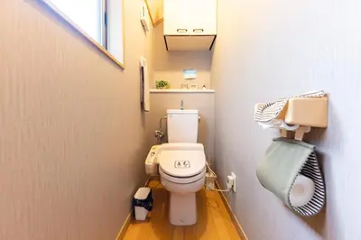a bathroom with a toilet in a small room at NOT A HOME\u4e80\u6709 \u99c5\u5f92\u6b695\u5206 \u7121\u6599\u99d0\u8eca\u5834 \u30c7\u30a3\u30ba\u30cb\u30fc\u307e\u3067\u8eca22\u5206 \u7fbd\u7530\u7a7a\u884c\u30d0\u30b9\u76f4\u901a 90m2 in Tokyo