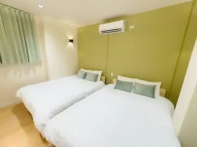two beds sitting next to each other in a bedroom at \u82b1\u5bbf\u6d45\u8349\u4e8c\u756a Hanayado Asakusa2 in Tokyo