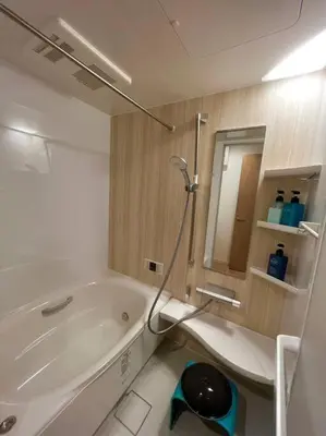 a bathroom with a white tub and a mirror at \u5343\u4f4f\u5bff\u753a1f in Tokyo