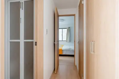 a hallway with a door leading to a bedroom at \u5343\u4f4f\u5bff\u753a1f in Tokyo