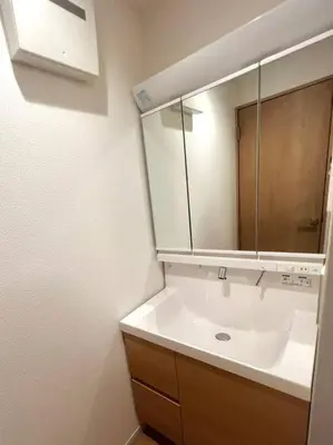 a bathroom with a white sink and a mirror at \u5343\u4f4f\u5bff\u753a1f in Tokyo