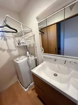 a bathroom with a sink and a mirror at \u5343\u4f4f\u5bff\u753a2f 3f in Tokyo