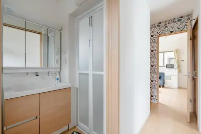 a bathroom with a sink and a mirror at \u5343\u4f4f\u5bff\u753a2f 3f in Tokyo