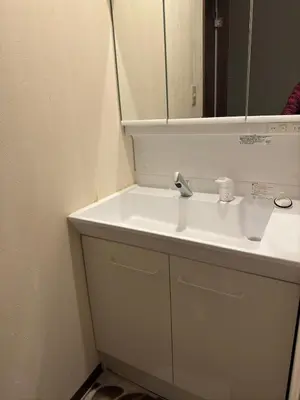 a bathroom with a white sink and a mirror at kyoka house\u6c60\u888b\u81f3\u8fd1 in Tokyo