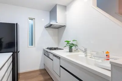 a white kitchen with a sink and a stove at \u7d50\u5eb5\u6708\u82b1 in Tokyo