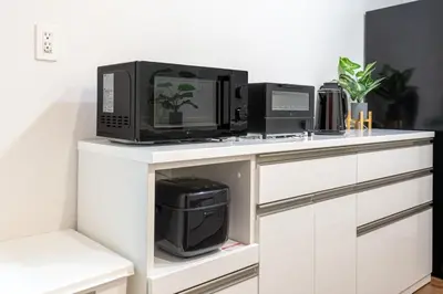 a white desk with two microwaves and a microwave at \u7d50\u5eb5\u6708\u82b1 in Tokyo