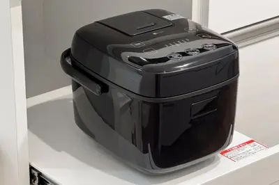 a black toaster sitting on top of a shelf at \u7d50\u5eb5\u6708\u82b1 in Tokyo