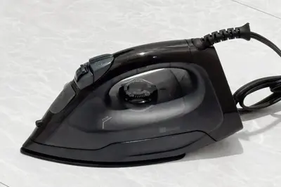 a black iron sitting on top of a table at \u7d50\u5eb5\u6708\u82b1 in Tokyo