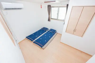 a room with a bed in the corner of a room at Otsuka house with 3BR near the Yamanote line in Tokyo
