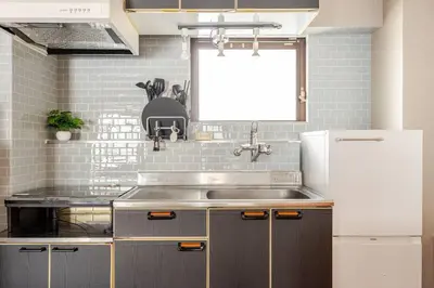 a kitchen with a stainless steel sink and a window at \u7acb\u77f35\u4e01\u76eem202 in Tokyo