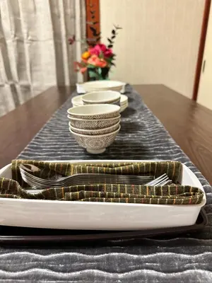 a table with a tray with plates and dishes on it at \u5317\u5343\u4f4f\u306e\u4e00\u8ed2\u5bb6\u4ea4\u901a\u306e\u5229\u4fbf\u6027k1 in Tokyo