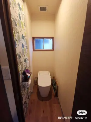 a small bathroom with a toilet and a window at \u5317\u5343\u4f4f\u306e\u4e00\u8ed2\u5bb6\u4ea4\u901a\u306e\u5229\u4fbf\u6027k1 in Tokyo