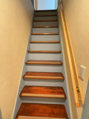 a staircase with wooden steps in a house at \u5317\u5343\u4f4f\u306e\u4e00\u8ed2\u5bb6\u4ea4\u901a\u306e\u5229\u4fbf\u6027k1 in Tokyo