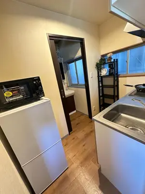 a kitchen with a sink and a stove top oven at \u5317\u5343\u4f4f\u306e\u4e00\u8ed2\u5bb6\u4ea4\u901a\u306e\u5229\u4fbf\u6027k1 in Tokyo