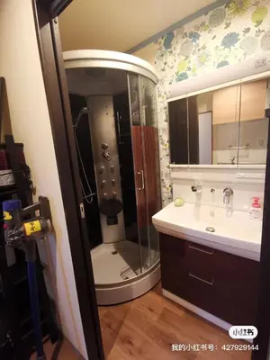 a bathroom with a shower and a sink at \u5317\u5343\u4f4f\u306e\u4e00\u8ed2\u5bb6\u4ea4\u901a\u306e\u5229\u4fbf\u6027k1 in Tokyo