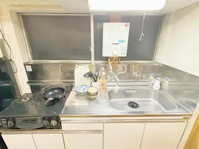 a small kitchen with a sink and a stove at \u6c60\u888b\u96fb\u8eca2\u5206\u6700\u59274\u4eba 302 in Tokyo