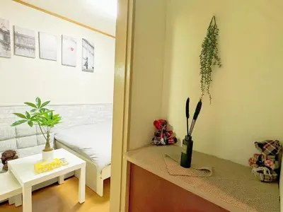 a room with a bed and a table and a mirror at \u6c60\u888b\u96fb\u8eca2\u5206\u6700\u59274\u4eba 302 in Tokyo