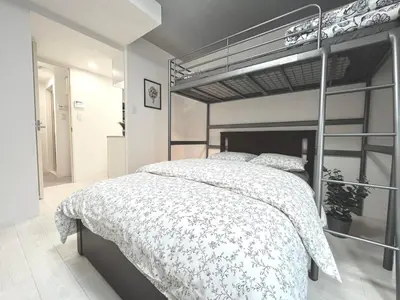 a bedroom with a bed with a metal bunk bed at \u30bf\u30b9\u30adsmart\u795e\u697d\u5742II in Tokyo