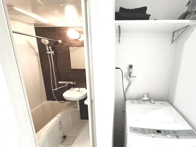 a small bathroom with a toilet and a sink at \u30bf\u30b9\u30adsmart\u795e\u697d\u5742II in Tokyo