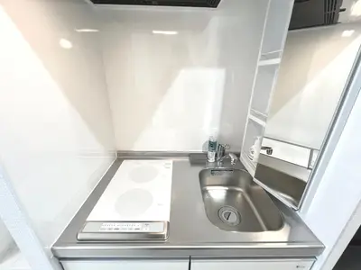 a bathroom with a sink in a small room at \u30bf\u30b9\u30adsmart\u795e\u697d\u5742II in Tokyo