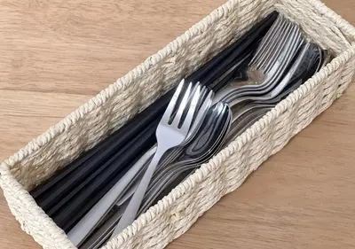 a basket with a fork and napkin in it at \u30e1\u30be\u30f3\u30c9\u30df\u30ca101\u53f7\u5ba4 in Tokyo