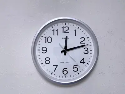 a clock is hanging on a wall at \u65b0\u5bbf\u6700\u4e2d\u5fc3 \u6b4c\u821e\u4f0e\u753a \u4e1c\u65b0\u5bbf4\u5206\u949f \u65b0\u5bbf10\u5206\u949f \u76f4\u8fbe\u6da9\u8c37\u539f\u5bbf \u65b0\u5bbf\u5fa1\u82d1\u5f92\u6b658\u5206\u949f in Tokyo