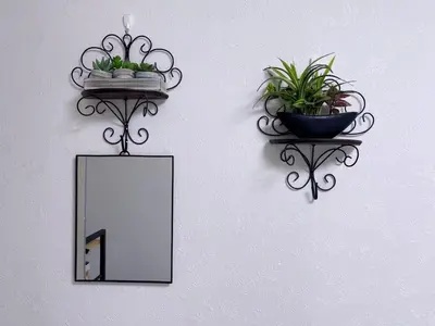 a mirror and potted plants on a wall at \u65b0\u5bbf\u6700\u4e2d\u5fc3 \u6b4c\u821e\u4f0e\u753a \u4e1c\u65b0\u5bbf4\u5206\u949f \u65b0\u5bbf10\u5206\u949f \u76f4\u8fbe\u6da9\u8c37\u539f\u5bbf \u65b0\u5bbf\u5fa1\u82d1\u5f92\u6b658\u5206\u949f in Tokyo