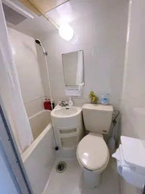 a white bathroom with a toilet and a sink at \u65b0\u5bbf\u6700\u4e2d\u5fc3 \u6b4c\u821e\u4f0e\u753a \u4e1c\u65b0\u5bbf4\u5206\u949f \u65b0\u5bbf10\u5206\u949f \u76f4\u8fbe\u6da9\u8c37\u539f\u5bbf \u65b0\u5bbf\u5fa1\u82d1\u5f92\u6b658\u5206\u949f in Tokyo