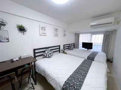 two beds in a room with a desk and a desk at \u65b0\u5bbf\u6700\u4e2d\u5fc3 \u6b4c\u821e\u4f0e\u753a \u4e1c\u65b0\u5bbf4\u5206\u949f \u65b0\u5bbf10\u5206\u949f \u76f4\u8fbe\u6da9\u8c37\u539f\u5bbf \u65b0\u5bbf\u5fa1\u82d1\u5f92\u6b658\u5206\u949f in Tokyo
