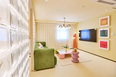a living room with a green couch and a table at \u5bc5\u30db\u30c6\u30eb \u5fa1\u5f92\u753a TORA HOTEL Okachimachi in Tokyo