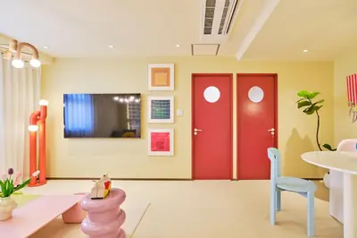 a room with red doors and a table and chairs at \u5bc5\u30db\u30c6\u30eb \u5fa1\u5f92\u753a TORA HOTEL Okachimachi in Tokyo