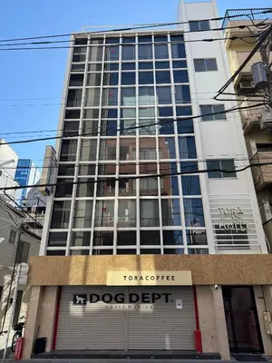 a large building with a store in front of it at \u5bc5\u30db\u30c6\u30eb \u5fa1\u5f92\u753a TORA HOTEL Okachimachi in Tokyo
