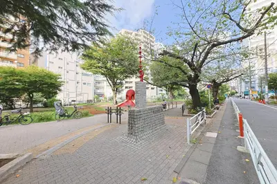 a park with a playground with a red slide at \u6075\u6bd4\u5bff\u99c5\u304b\u3089\u5f92\u6b691\u5206 \u6e0b\u8c373\u5206 \u65b0\u5bbf10\u5206 30m2\u3067\u3086\u3063\u305f\u308a \u6700\u9ad8\u306e\u7acb\u5730 303\u53f7\u5ba4 in Tokyo