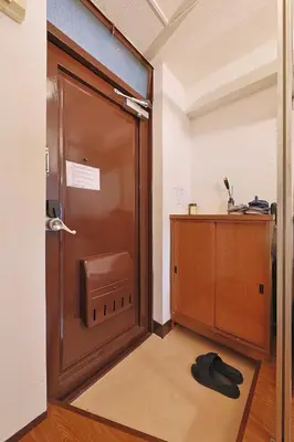 a room with a door with a briefcase and a desk at \u6075\u6bd4\u5bff\u99c5\u304b\u3089\u5f92\u6b691\u5206 \u6e0b\u8c373\u5206 \u65b0\u5bbf10\u5206 30m2\u3067\u3086\u3063\u305f\u308a \u6700\u9ad8\u306e\u7acb\u5730 303\u53f7\u5ba4 in Tokyo