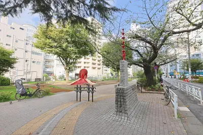 a park with a bench and a red object on a street at \u6075\u6bd4\u5bff\u99c5\u304b\u3089\u5f92\u6b691\u5206 \u6e0b\u8c373\u5206 \u65b0\u5bbf10\u5206 30m2\u3067\u3086\u3063\u305f\u308a \u6700\u9ad8\u306e\u7acb\u5730 303\u53f7\u5ba4 in Tokyo