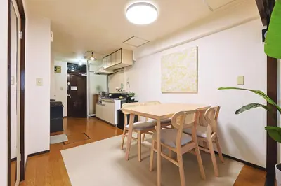a kitchen and dining room with a table and chairs at \u6075\u6bd4\u5bff\u99c5\u304b\u3089\u5f92\u6b691\u5206 \u6e0b\u8c373\u5206 \u65b0\u5bbf10\u5206 30m2\u3067\u3086\u3063\u305f\u308a \u6700\u9ad8\u306e\u7acb\u5730 303\u53f7\u5ba4 in Tokyo
