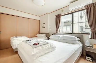 two white beds in a room with a window at Tokoryokan - Takasago - Vacation STAY 58684v in Tokyo
