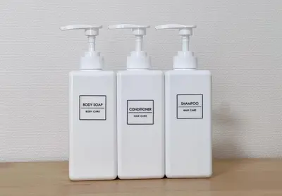three white bottles sitting on top of a table at \u30e1\u30be\u30f3\u30c9\u30df\u30ca102\u53f7\u5ba4 in Tokyo